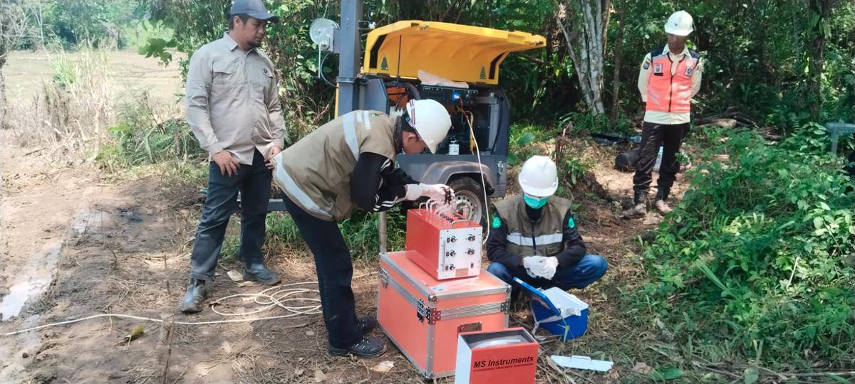Pengambilan sampel kualitas air di kawasan Danau Towuti, Luwu Timur, usai kebocoran pipa milik PT. Vale Indonesia. (Dok. Istimewa)