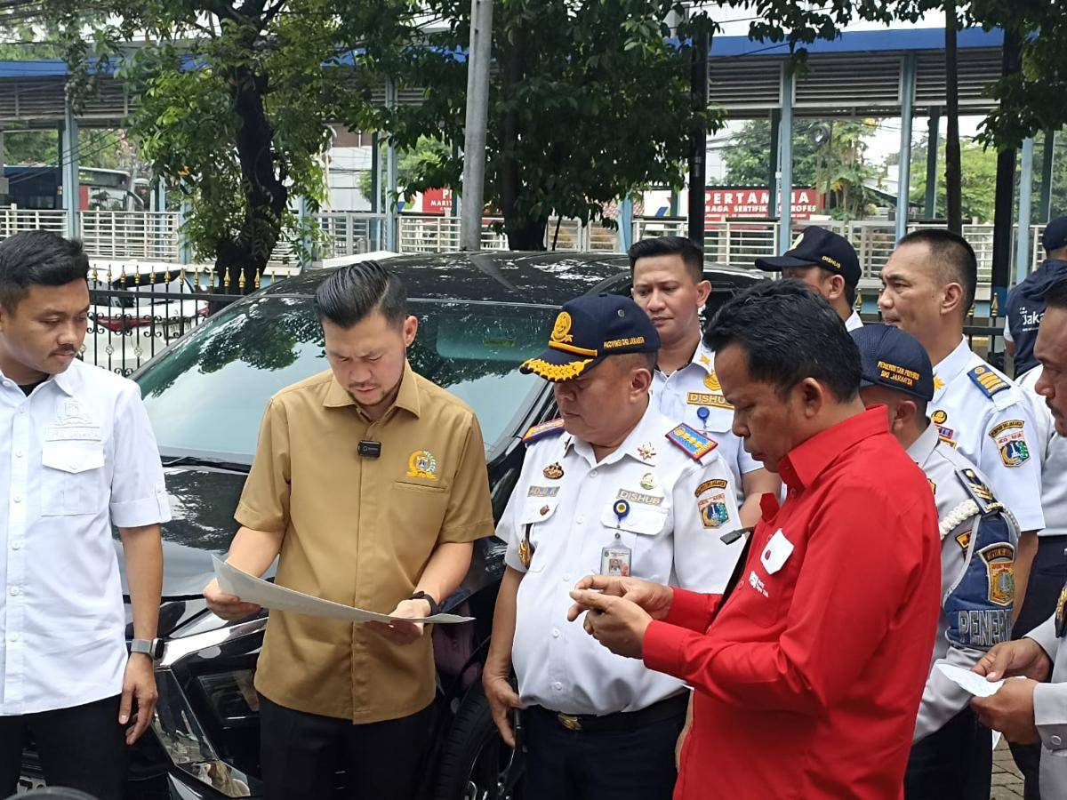 Parkir ilegal di Jakarta