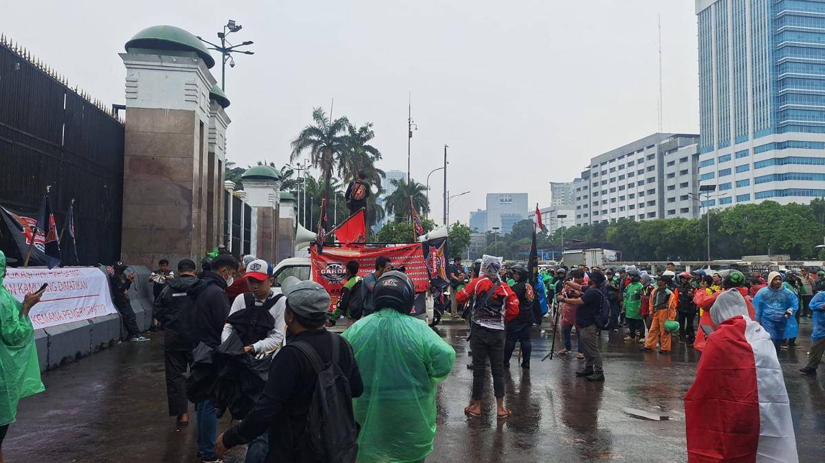 Gabungan Aksi Roda Dua Indonesia (Garda Indonesia) gelar demonstrasi di depan gedung DPR RI pada Rabu (17/9/2025). (IDN Times/ Lia Hutasoit)