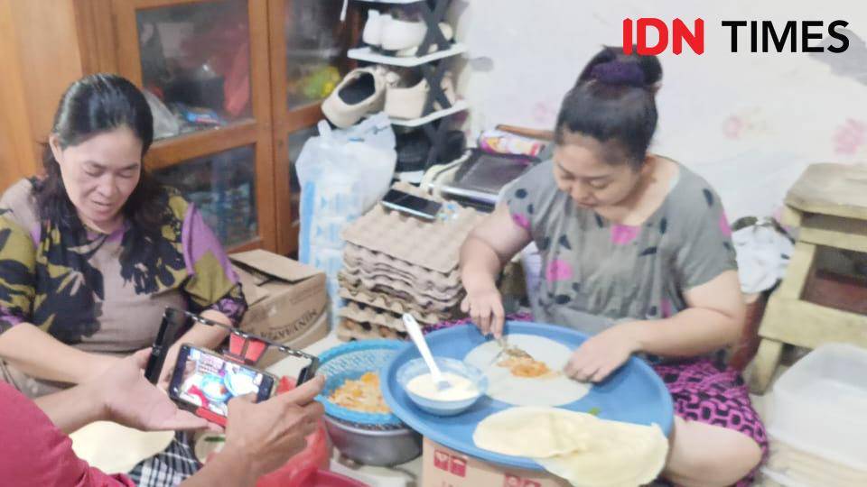 Proses pembuatan jalangkote di kediaman Dewi Sulastri di Jalan Kandea, Kecamatan Bontoala, Makassar, Rabu (17/9/2025). (IDN Times/Asrhawi Muin)