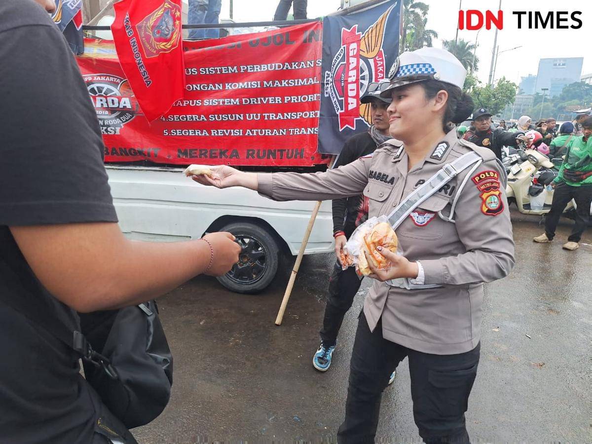 Polwan bagikan roti di tengah demo Ojol di depan gedung DPR RI