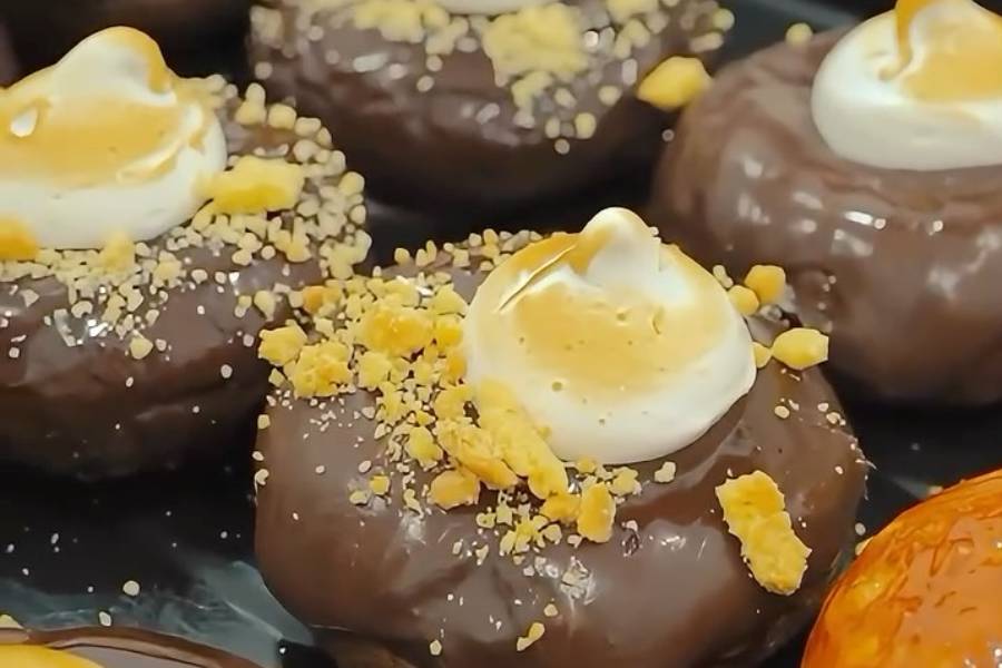 Potret menu Doughnut di Chewy's Dessert Bali