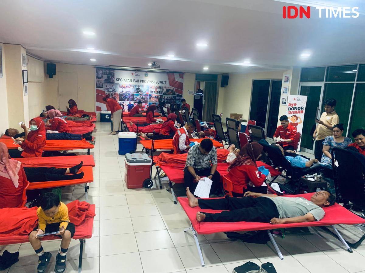 Donor darah dalam rangka HUT ke-80 PMI di Medan, Rabu (17/9/2025) (IDN Times/Indah Permata Sari)