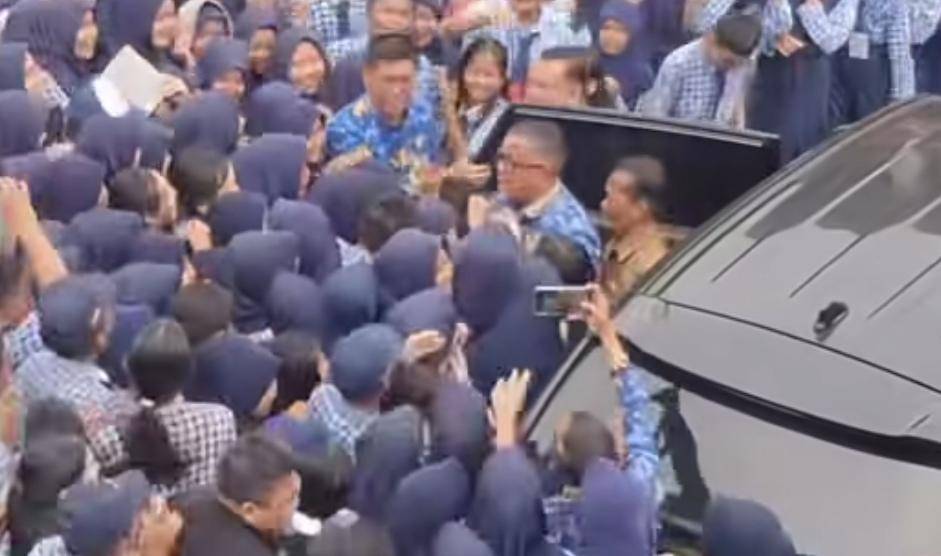 Kedatangan Roni Ardiansyah disambut siswa dan kolega sesama guru di SMPN 1 Prabumulih usai polemik pencopotan kepsek (Instagram: @Prabumulihinsta)