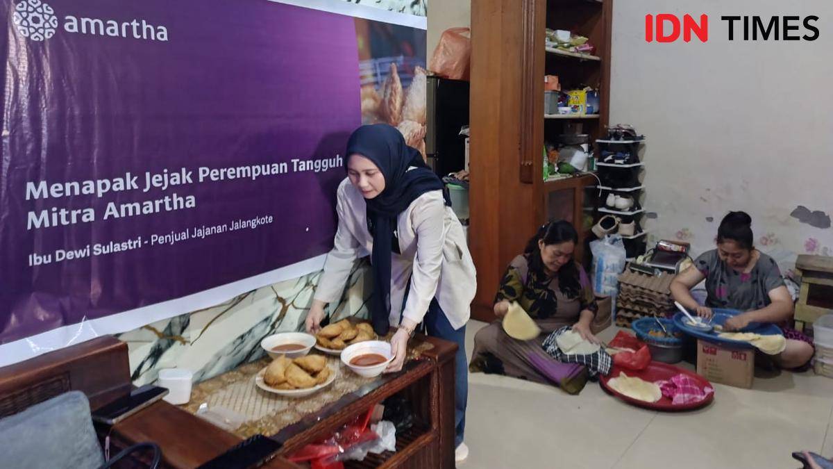 1001172294.jpgDewi Sulastri selaku mitra Amartha menyajikan jalangkote produksi saat dikunjungi di kediamannya, di Jalan Kandea, Kecamatan Bontoala, Makassar, Rabu (17/9/2025). (IDN Times/Asrhawi Muin)