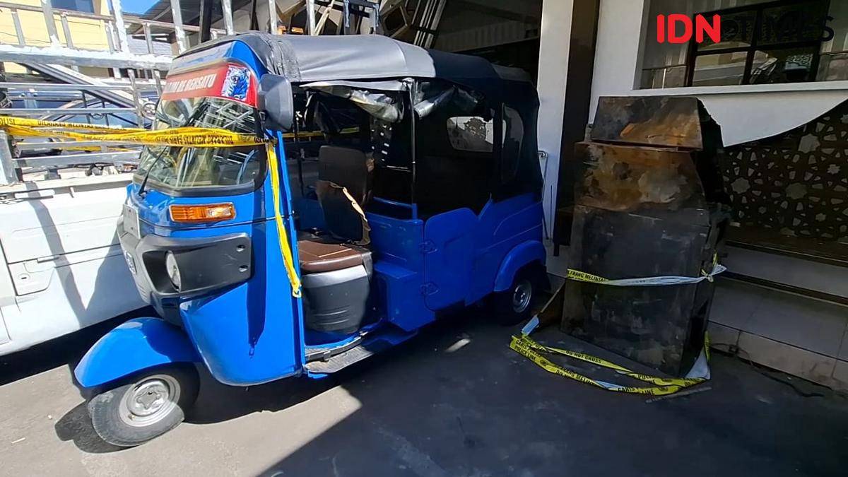 Bajaj yang digunakan mengangkut mesin ATM jarahan di Kantor DPRD Makassar. (IDN Times/Darsil Yahya)