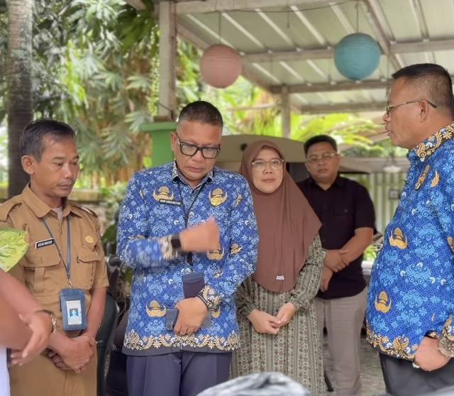 Mediasi pertemuan Kepsek SMPN 1 Prabumulih, Roni Ardiansyah, Satpam Sekolah Ageng, dengan Wali Kota Arlan.