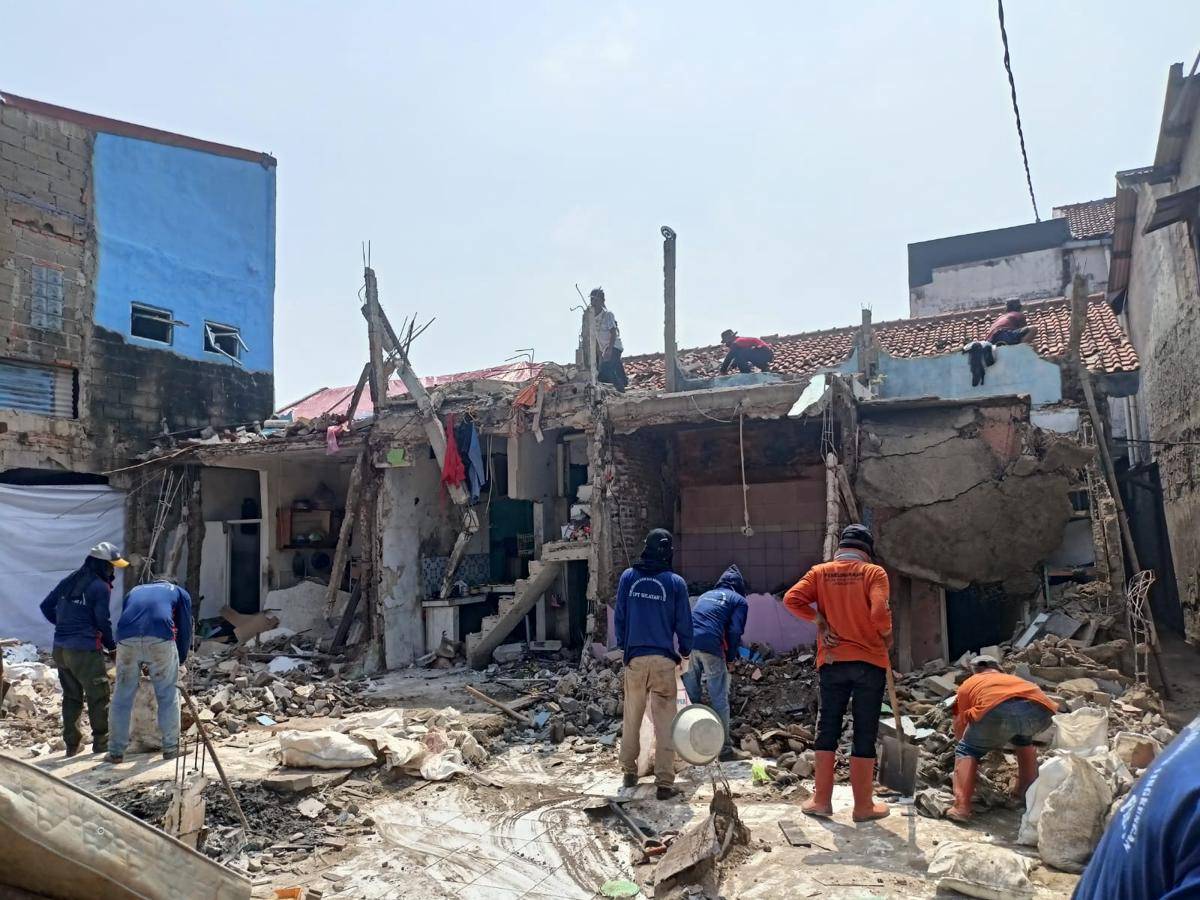 Rumah korban ledakan di Pamulang mulai diperbaiki 