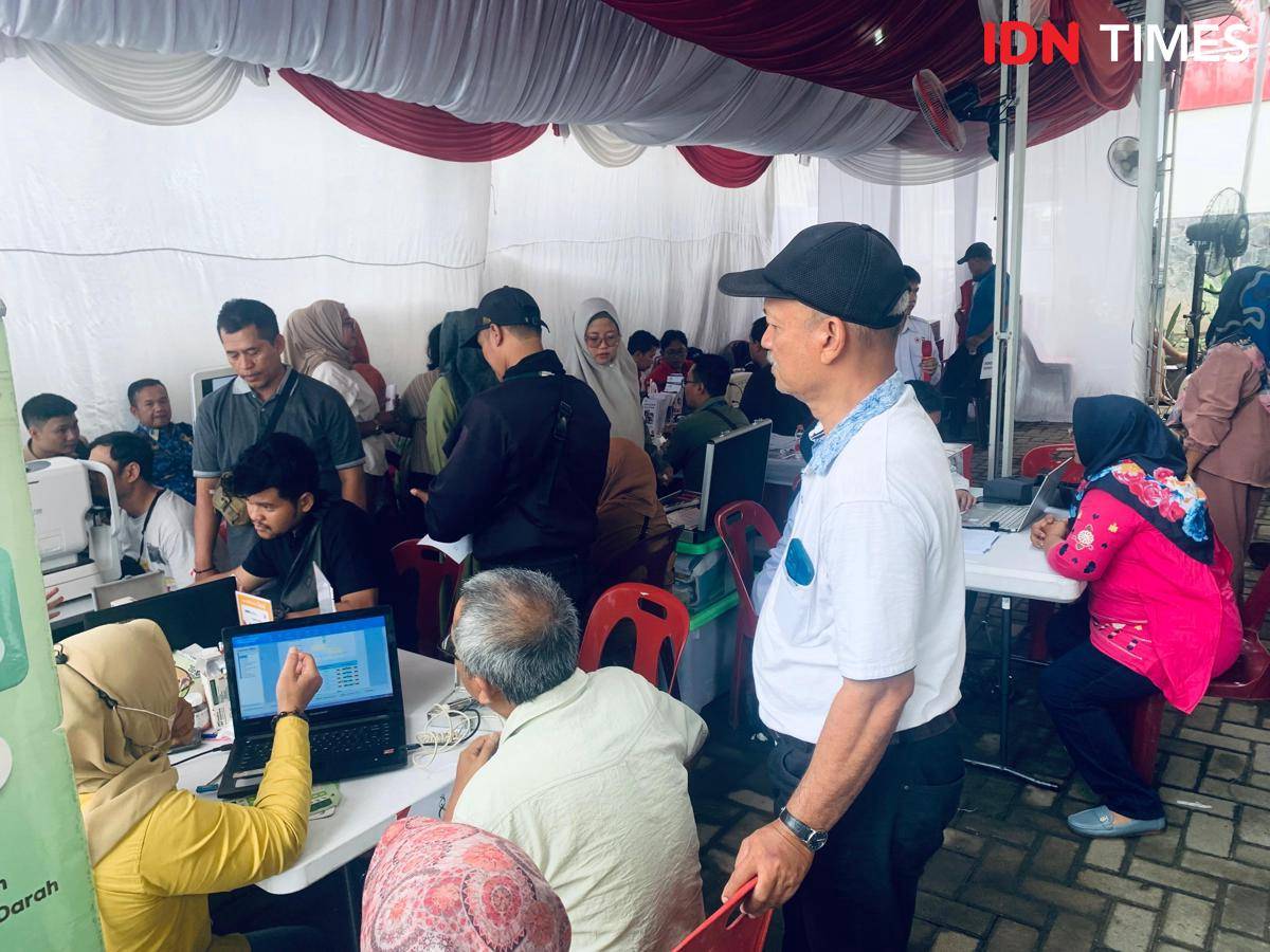 Pemeriksaan mata gratis dalam rangka HUT ke-80 PMI di Medan, Selasa (17/9/2025) (IDN Times/Indah Permata Sari)