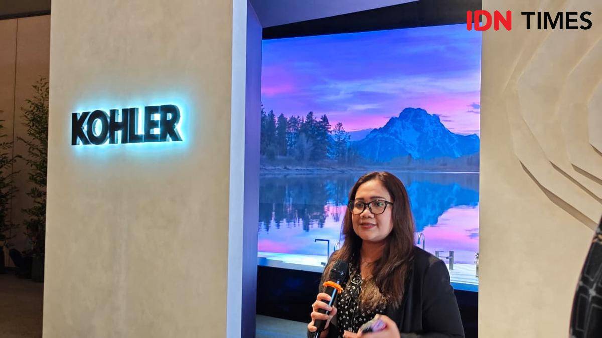 Maria Veronica Simanjuntak, Head of Marketing KOHLER Indonesia di depan instalasi KOHLER di Indonesia Design Week 2025 yang bertempat di Town Hall Indonesia Design District, PIK 2 pada Selasa (16/9/2025). (IDN Times/Febriyanti Revitasari)