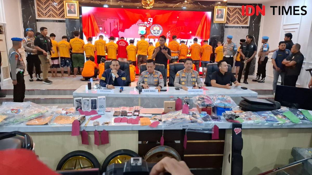 Para tersangka kerusuhan berujung pembakaran gedung DPRD di Makassar, Selasa (16/9/2025). IDN Times/Darsil Yahya