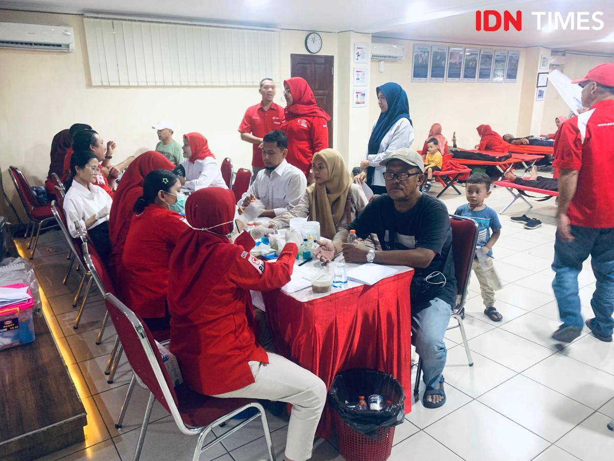 Donor darah dalam rangka HUT ke-80 PMI di Medan,  (17/9/2025) (IDN Times/Indah Permata Sari)