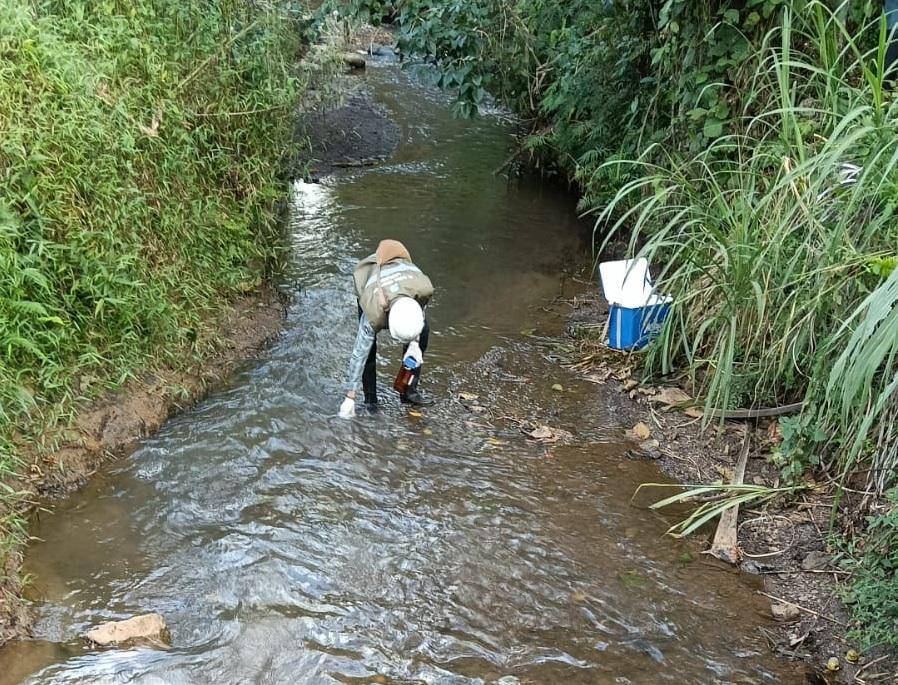 Pengambilan sampel kualitas air di kawasan Danau Towuti, Luwu Timur, usai kebocoran pipa milik PT. Vale Indonesia. (Dok. Istimewa)