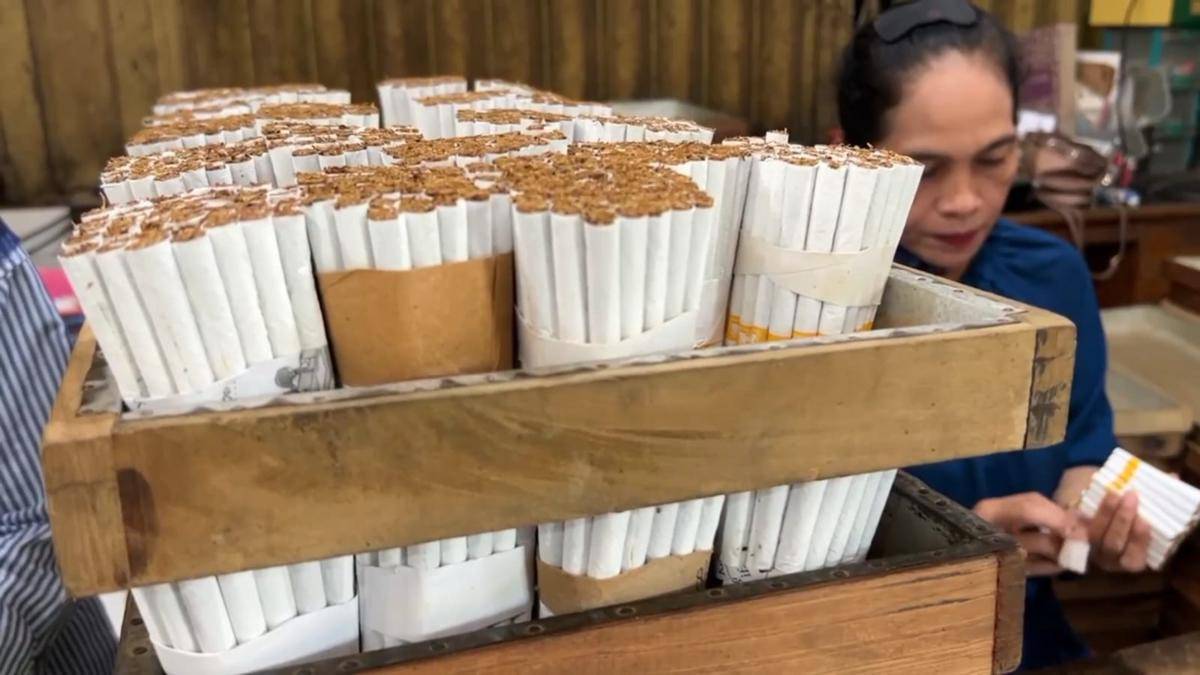 Pekerja pabrik rokok di Trenggalek saat beraktivitas. IDN Times/Bramanta Pamungkas