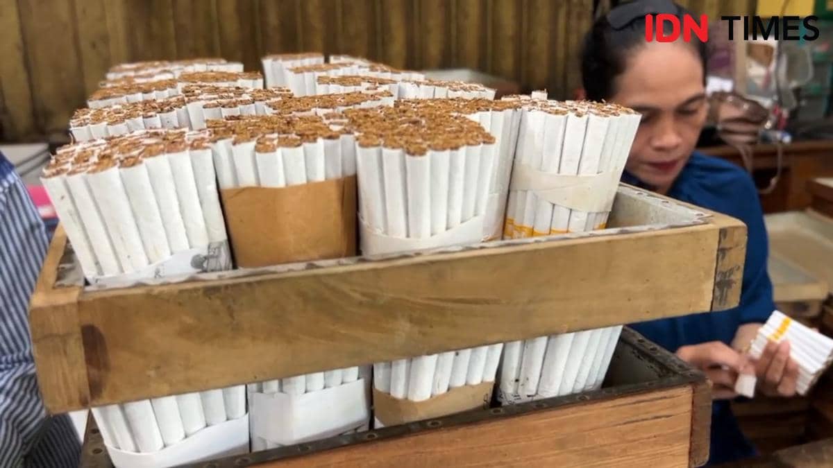 Pekerja pabrik rokok di Trenggalek saat beraktivitas. IDN Times/Bramanta Pamungkas