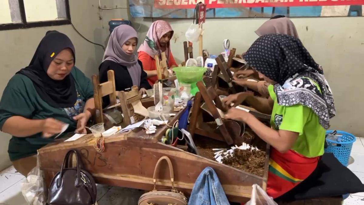 Pekerja pabrik rokok di Trenggalek saat beraktivitas. IDN Times/Bramanta Pamungkas