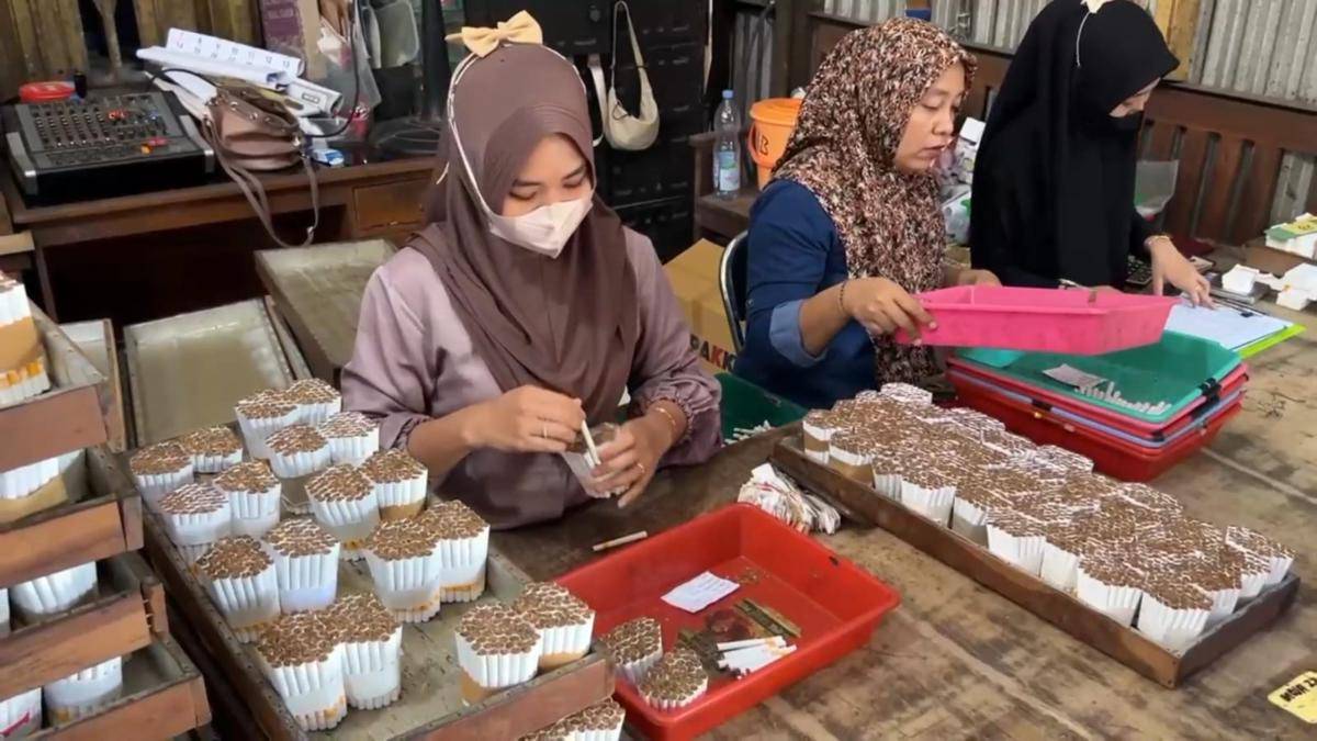 Pekerja pabrik rokok di Trenggalek saat beraktivitas. IDN Times/Bramanta Pamungkas