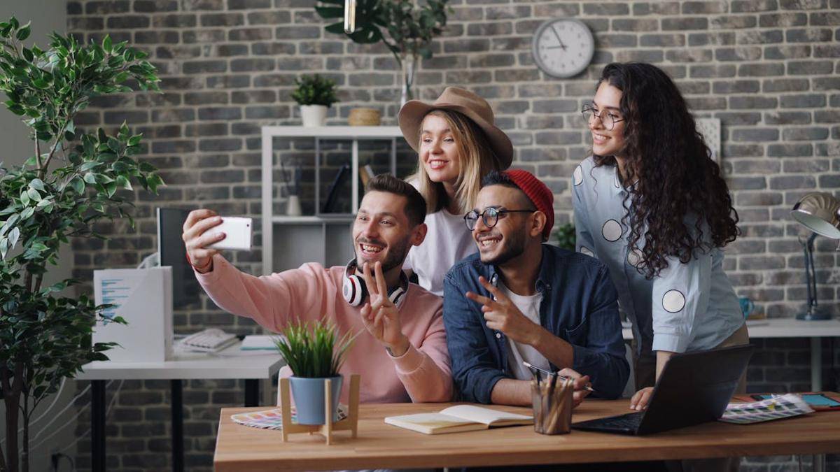 ilustrasi selfie saat kerja 