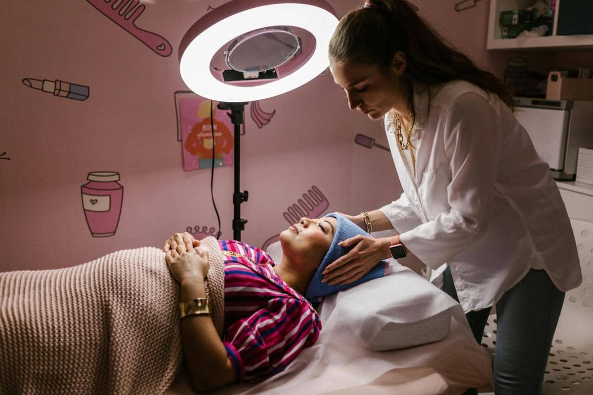 ilustrasi bekerja di klinik kecantikan (pexels.com/RDNE Stock project)