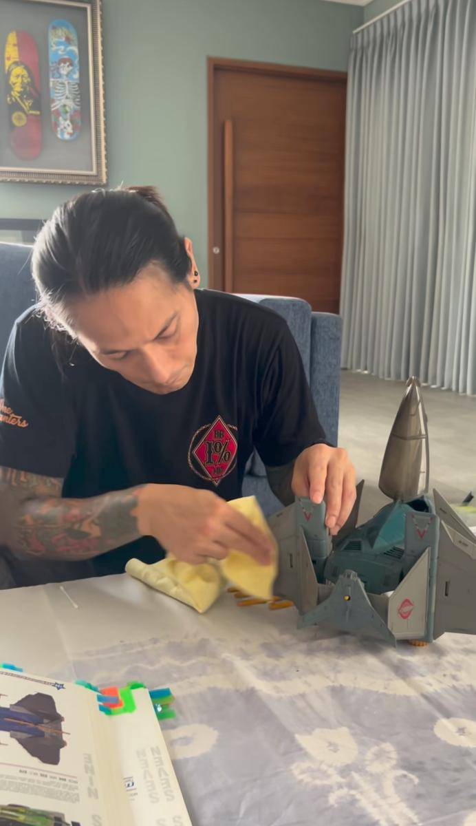 Chef Juna bersihkan koleksi pesawat mainan