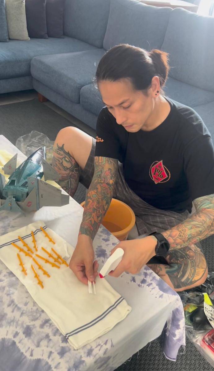 Chef Juna bersihkan koleksi pesawat mainan