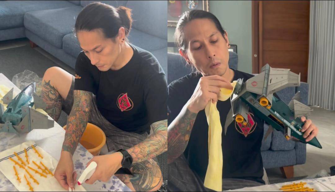 Chef Juna bersihkan koleksi pesawat mainan