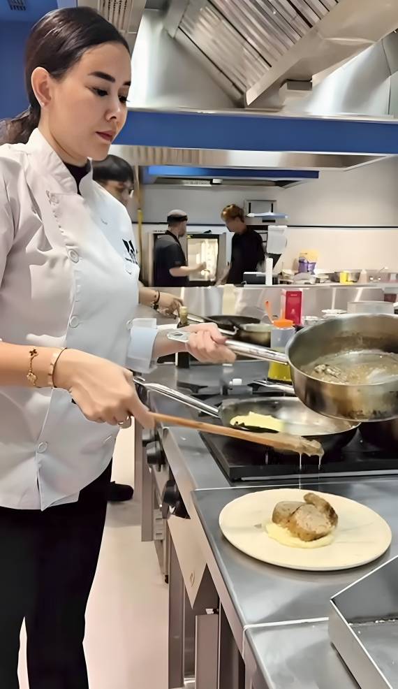 Aura Kasih jadi chef