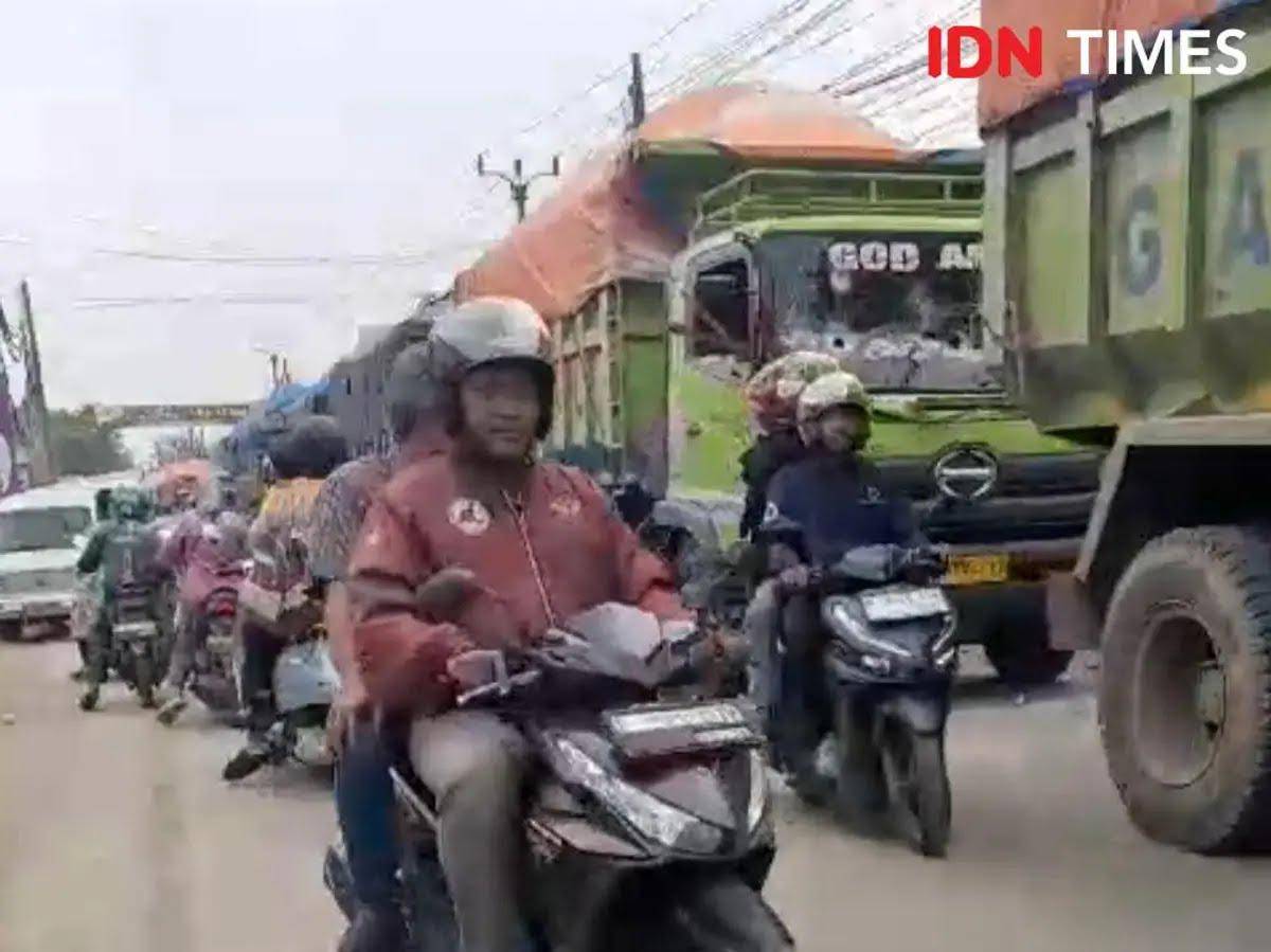 Truk tanah di Kabupaten Tangerang (IDN Times/Maya Aulia Aprilianti)