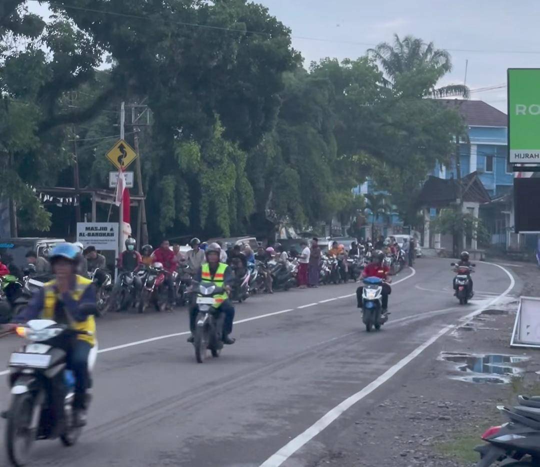 Tampak antrian panjang warga di salah satu SPBU Muara Enim. (Dok. Istimewa/Warga)