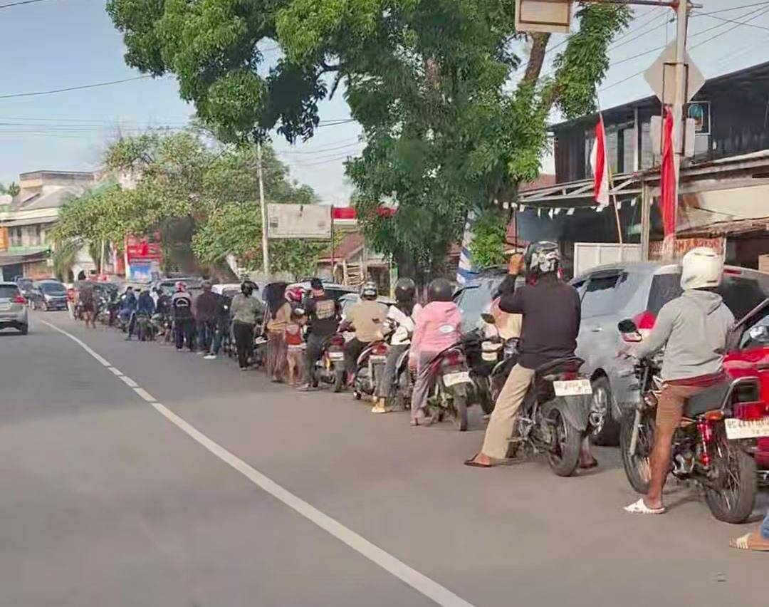 Tampak antrian panjang warga di salah satu SPBU Muara Enim. (Dok. Istimewa/Warga)