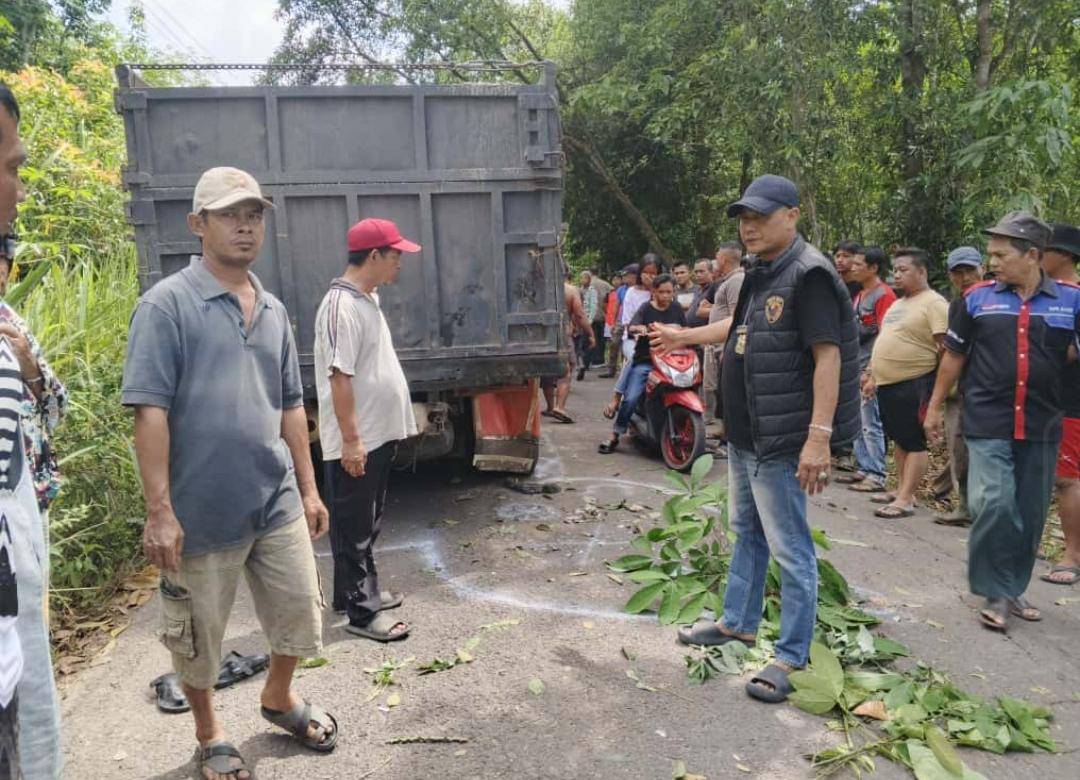 Korban kecelakaan di Desa Tebedak 1 Kecamatan Payaraman Kabupaten Ogan Ilir saat dievakuasi. (Dok. Polres Ogan Ilir)