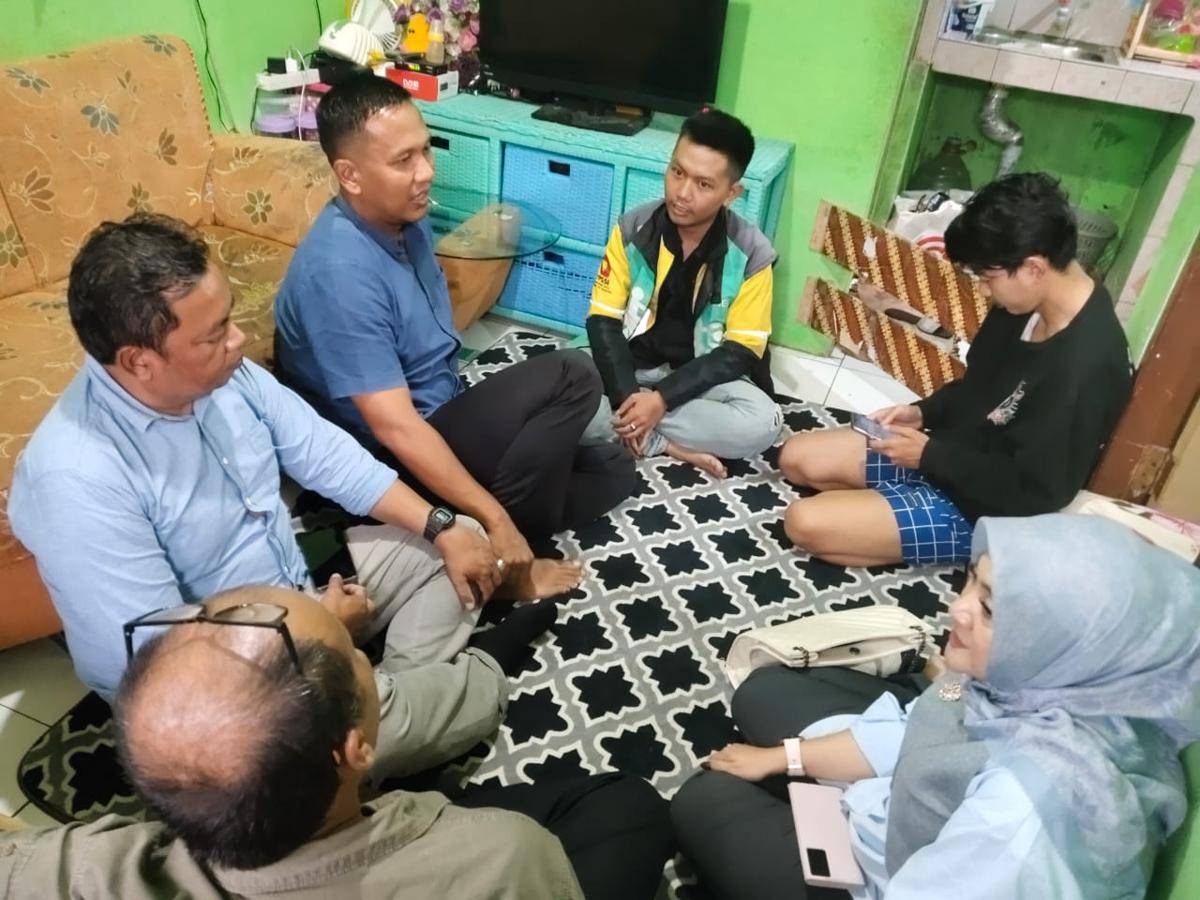 Disnaker Kota Sukabumi besera aparat wilayah saat mengunjungi rumah Bagas, korban TPPO di Kamboja (IDN Times/dok Disnaker)