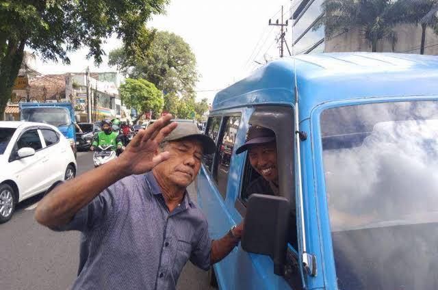 Para sopir angkot di Kota Malang. (IDN Times/Rizal Adhi Pratama)
