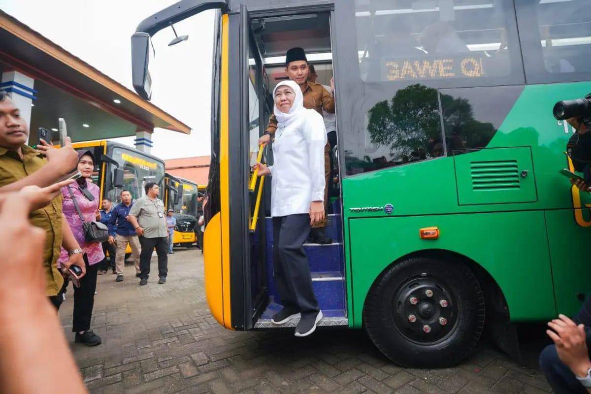 Gubernur Jatim, Khofifah Indar Parawansa saat mencoba Bus Trans Jatim. (Dok. Pemprov Jatim)