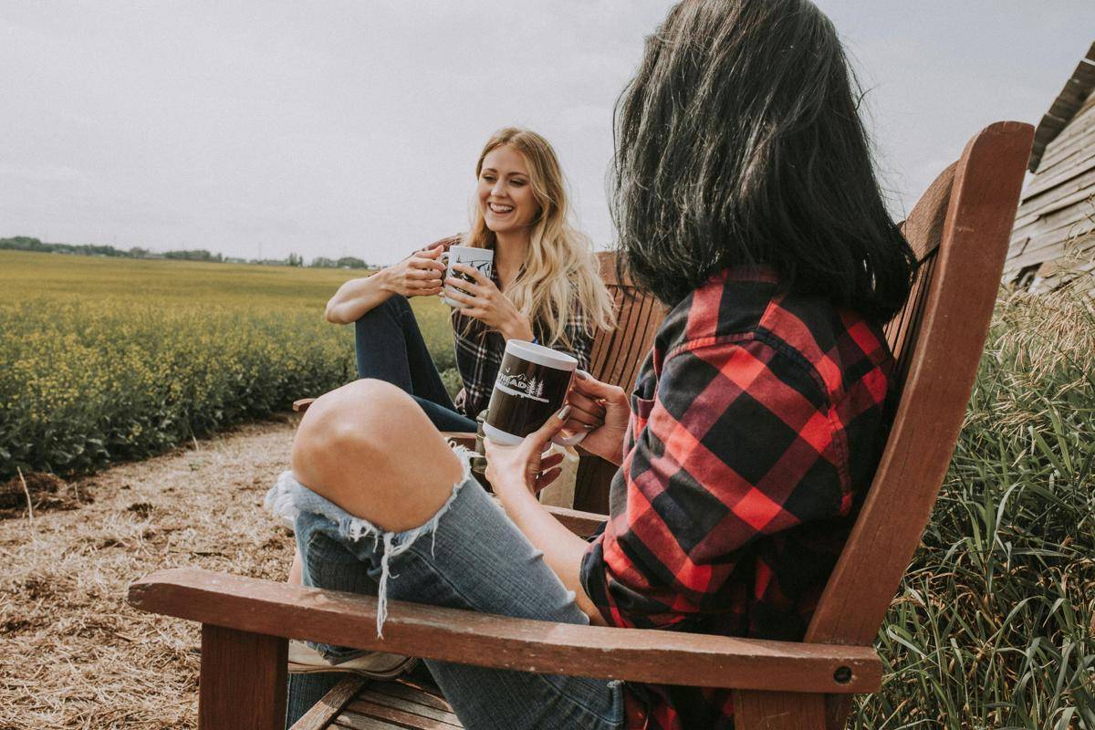 ilustrasi extrovert oversharing (pexels.com/Arrowhead Coffee)