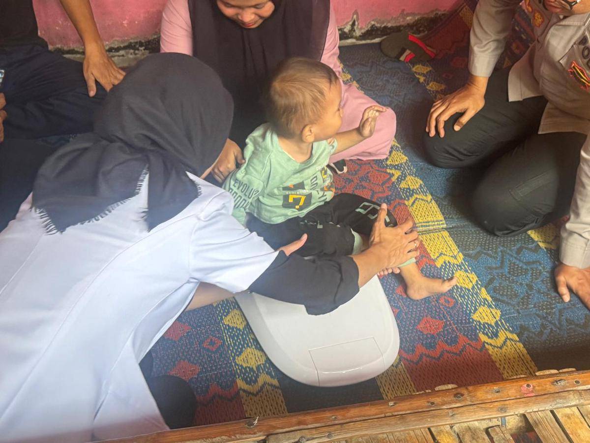 Wakapolresta Bandara Soekarno-Hatta kunjungi rumah balita penderita TBC dan stunting di Kosambi, Kabupaten Tangerang (IDN Times/Maya Aulia Aprlianti)