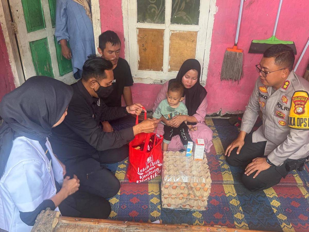 Wakapolresta Bandara Soekarno-Hatta kunjungi rumah Paris, Balita penderita TBC dan stunting di Kosambi, Kabupaten Tangerang (IDN Times/Maya Aulia Aprlianti)