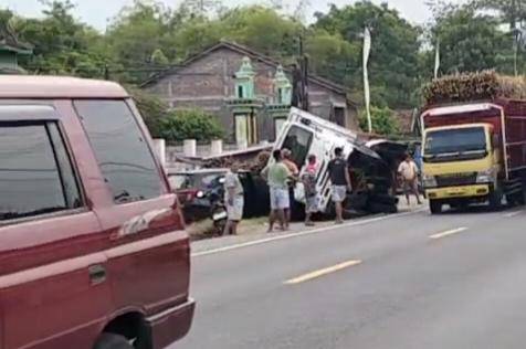 Truk bermuatan tebu tabrak Calya parkir di tepi jalan Raya Ngawi–Mantingan, tepatnya KM 03–04, Desa Watualang, Kecamatan Ngawi. IDN Times/Istimewa.