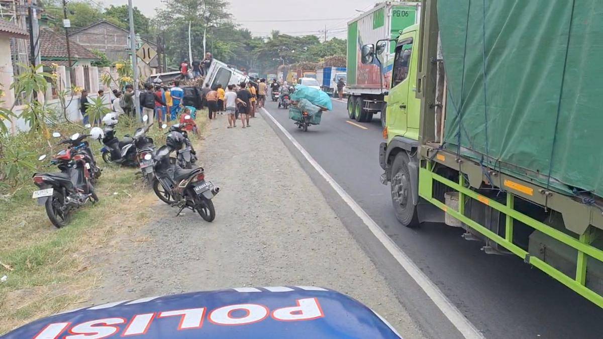 Truk tebu terguling timpa pembeli gorengan di Jalan Raya Ngawi–Solo, desa Watualang, Kecamatan Ngawi, IDN Times/Riyanto.