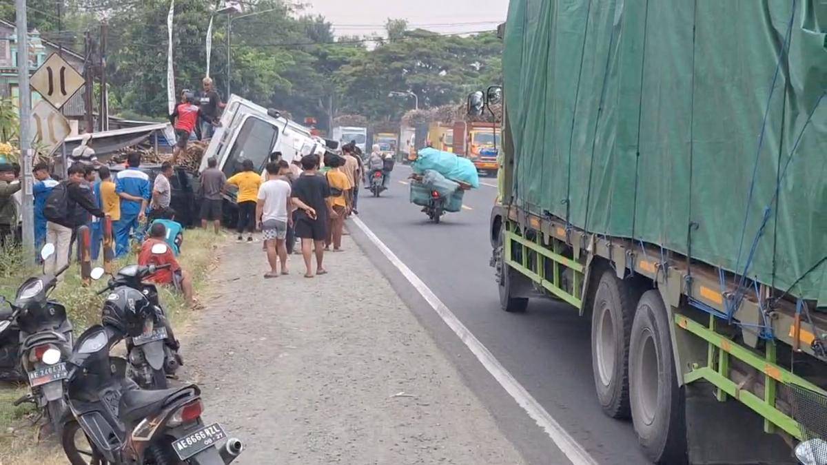 Truk tebu terguling timpa pembeli gorengan di Jalan Raya Ngawi–Solo, desa Watualang, Kecamatan Ngawi, IDN Times/Riyanto.
