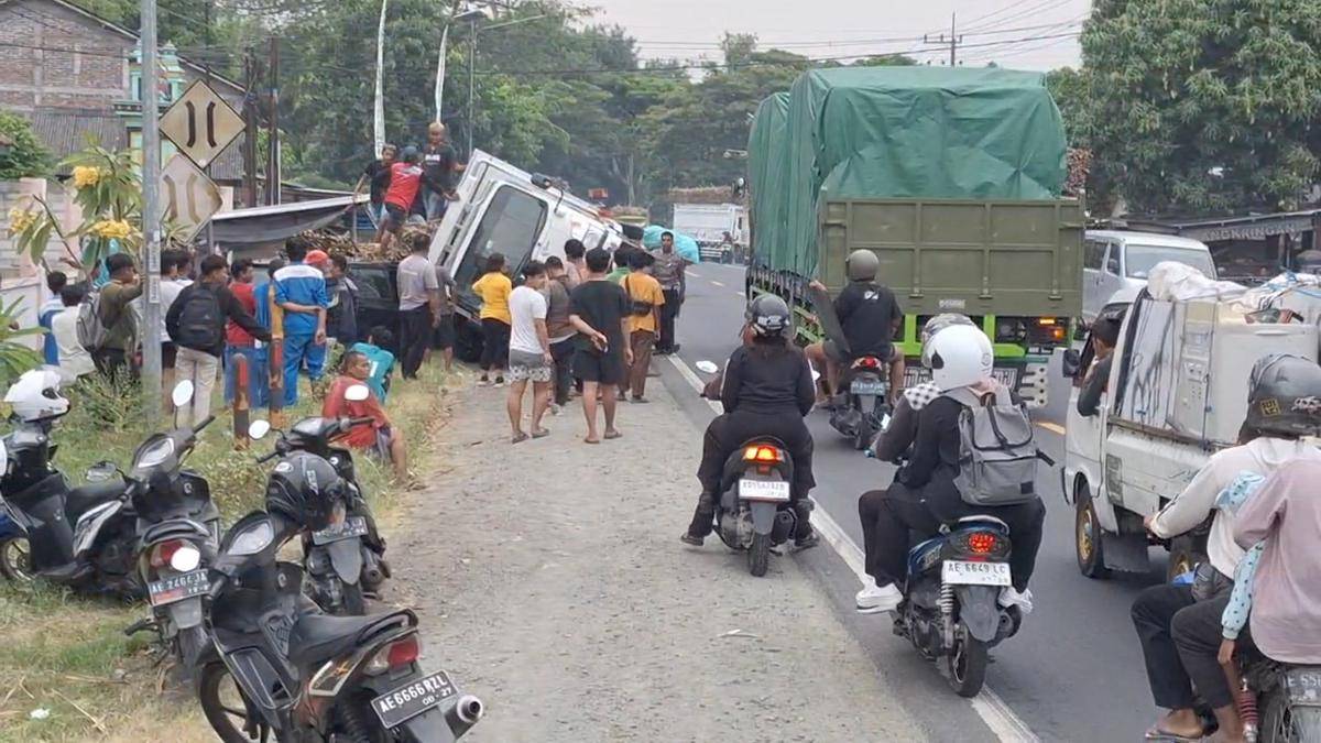 Truk tebu terguling timpa pembeli gorengan di Jalan Raya Ngawi–Solo, desa Watualang, Kecamatan Ngawi, IDN Times/Riyanto.