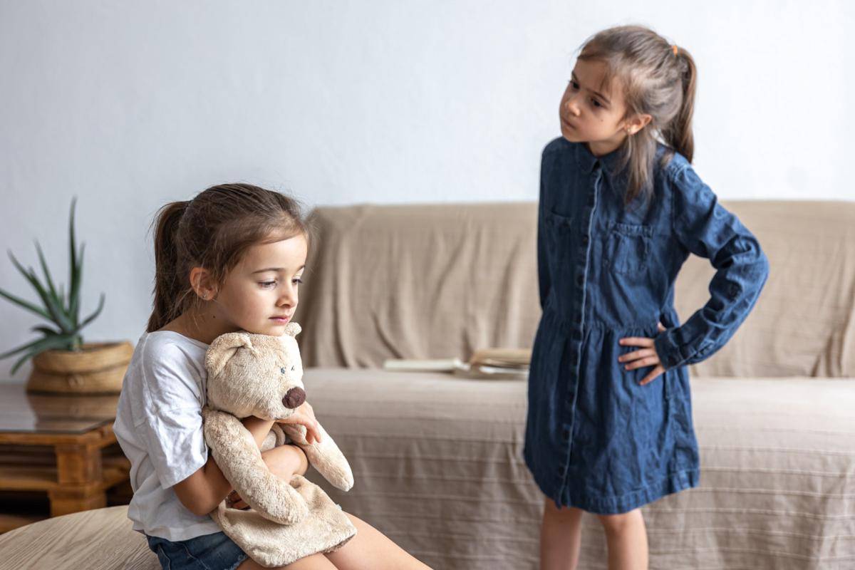 ilustrasi anak perempuan bermain boneka (freepik.com/pvproductions)