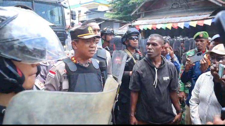 Kapolres Alor AKBP Nur Azhari saat menemui massa yang hendak bentrok. (Dok Humas Polres Alor)