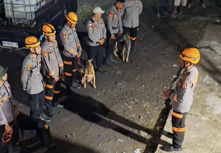 Polisi kerahkan anjing pelacak cari korban banjir di Nagekeo. (Dok Humas Polda NTT)