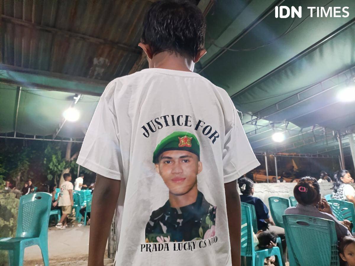 Adik dari Prada Lucky mengenakan baju Justice For Prada Lucky. (IDN Times/Putra Bali Mula)