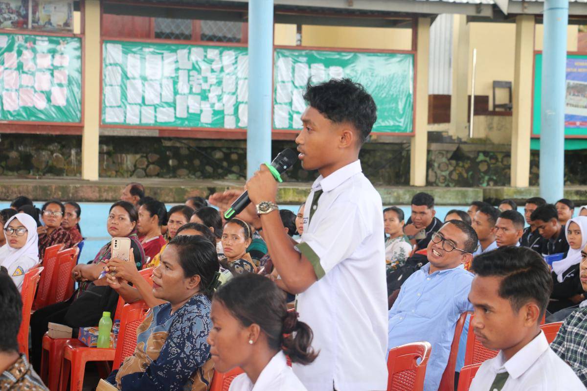 Seorang murid SMA menyampaikan pertanyaan kepada Gubernur NTT. (Dok Humas Setda Provinsi NTT)