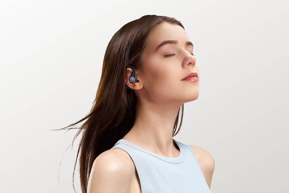 ilustrasi menggunakan earbuds OWS