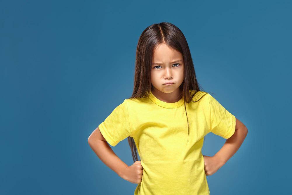 ilustrasi anak perempuan marah (freepik.com/YuliiaKa)