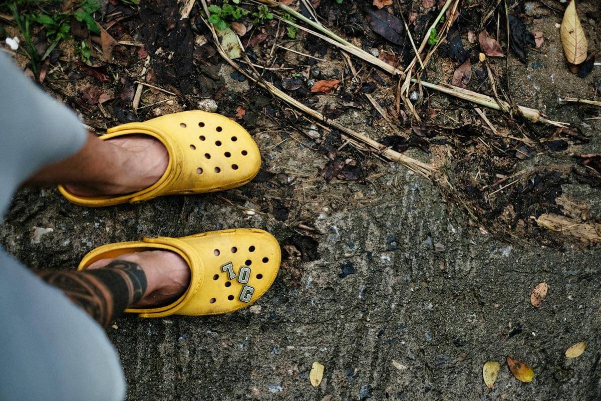 ilustrasi sandal clog (unsplash.com/Alexey Demidov)