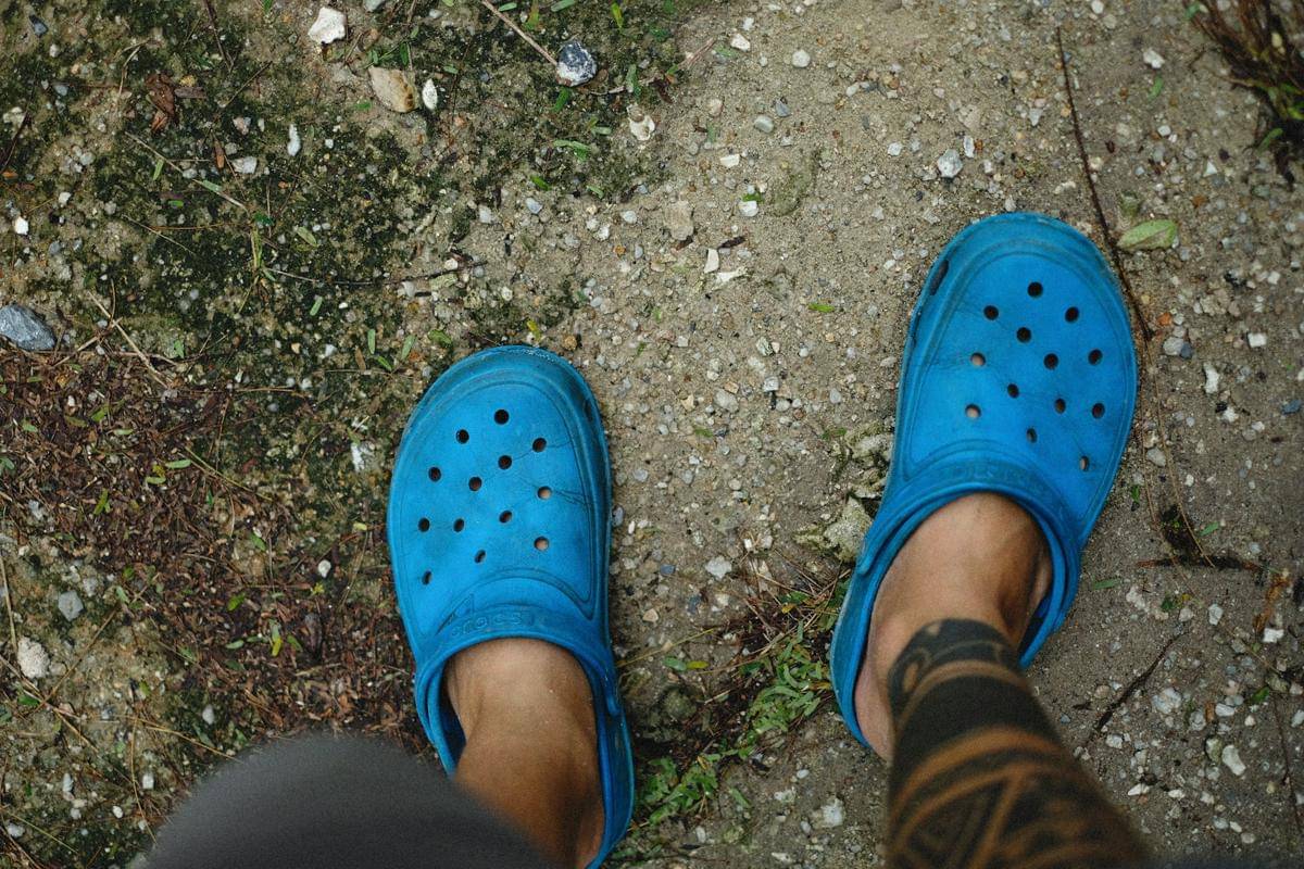 ilustrasi sandal clog (unsplash.com/Alexey Demidov)